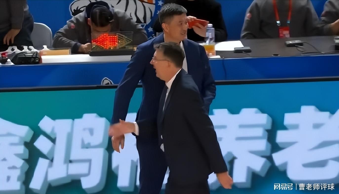 pg电子下载-领先18分都能输！杜锋的“老寒腿组合”，到底在想什么？